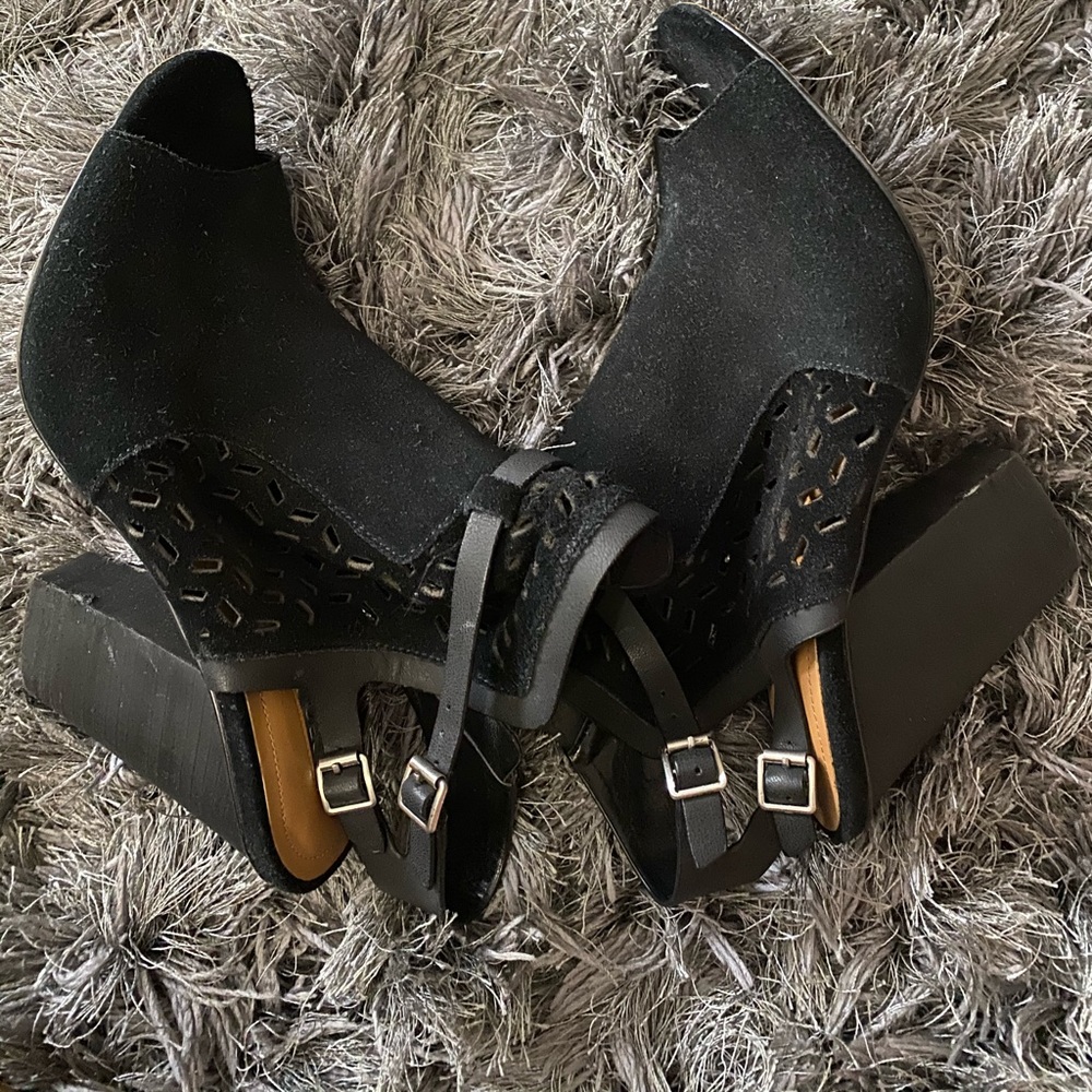 Comfy heels, worn twice. Wear with everything.